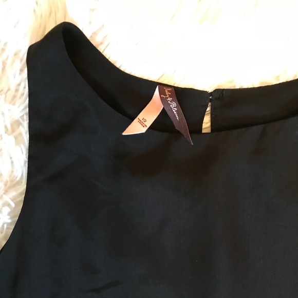 Straight black dress with feathers and ruffles - Picture 3 of 3